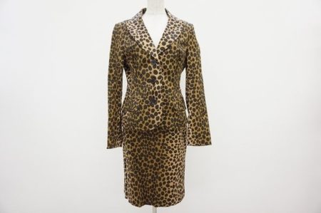 レオパード柄が爽やかで大人っぽい。モスキーノのスカートスーツを買取しました