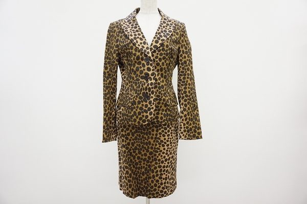 レオパード柄が爽やかで大人っぽい。モスキーノのスカートスーツを買取しました