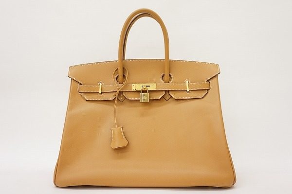 落ち着いた色合いが目を引く。エルメスの代名詞的存在ともいえるバーキン