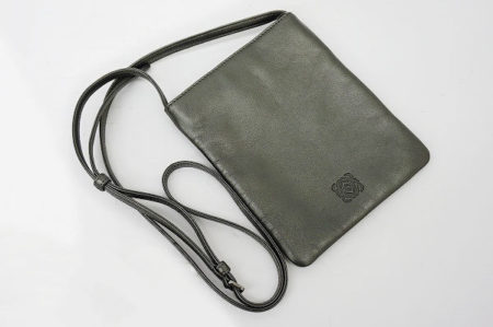 メンズアイテムとしてのご使用もＯＫ！ロエベのショルダーポーチを買取しました