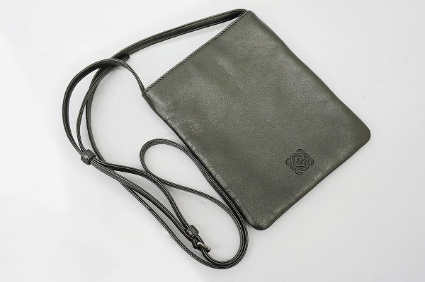 メンズアイテムとしてのご使用もＯＫ！ロエベのショルダーポーチを買取しました