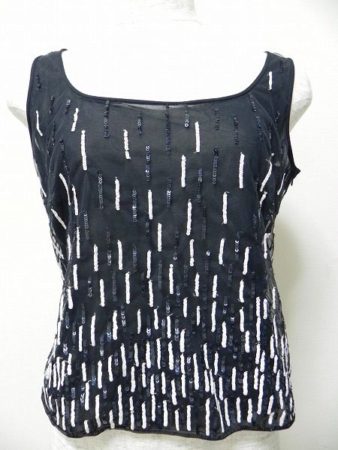 ブラックとホワイトのスパンコールがアクセント。ジョルジオアルマーニのトップス