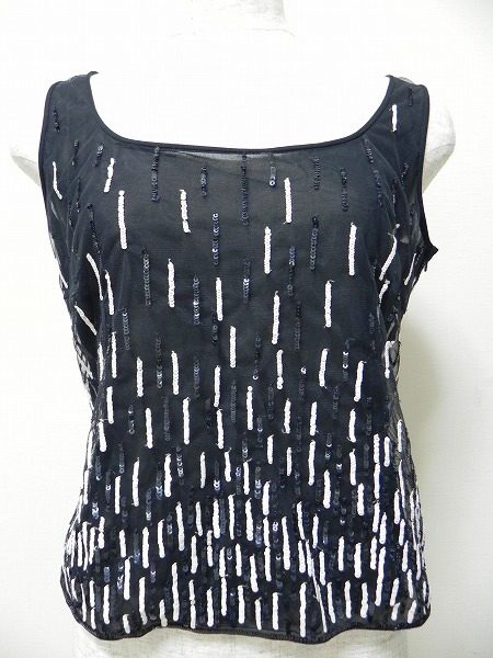 ブラックとホワイトのスパンコールがアクセント。ジョルジオアルマーニのトップス