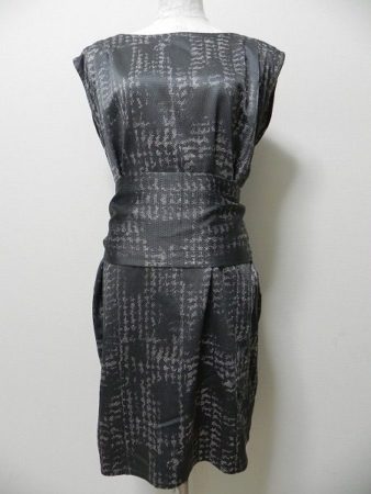 カワイオカダのエレガントで大人な雰囲気のグレーワンピース