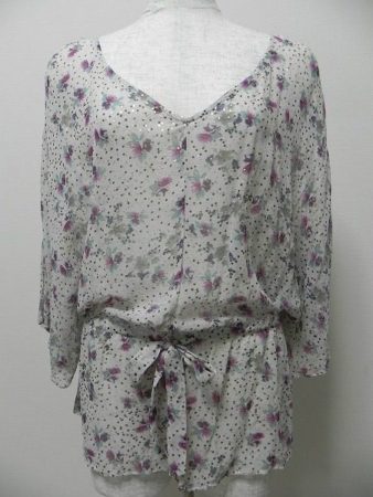 色どりが鮮やかで華やか。アメリカ生まれのエモラスのシフォン系トップス