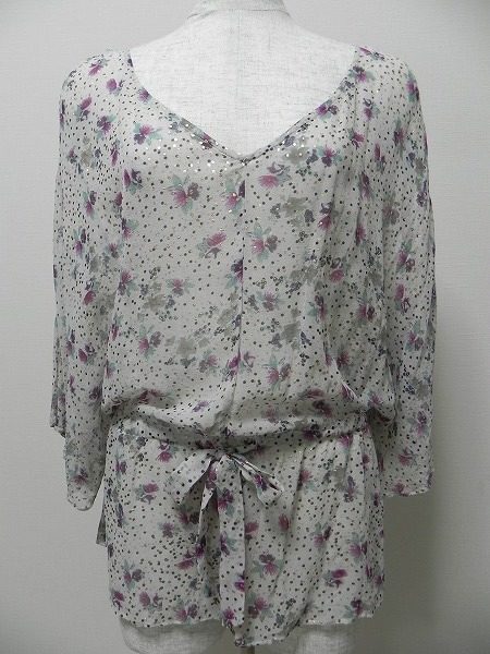 色どりが鮮やかで華やか。アメリカ生まれのエモラスのシフォン系トップス