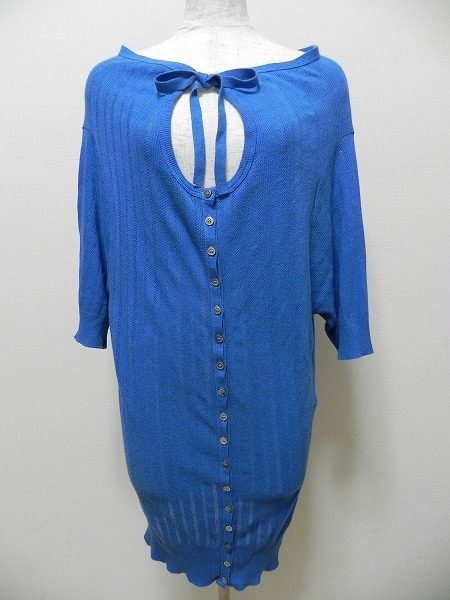 フロント部分のリボンとボタンがポイントのズッカのワンピース