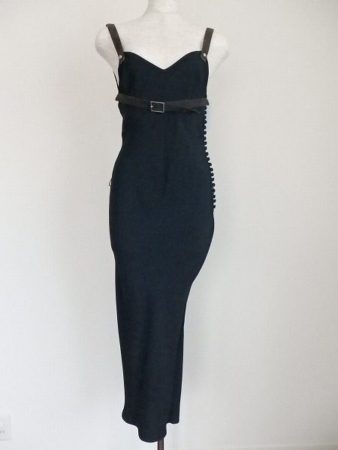 美しいシルエットが目を引くクリスチャンディオールのワンピース