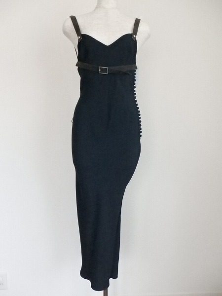 美しいシルエットが目を引くクリスチャンディオールのワンピース