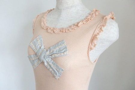 大胆なフリルとリボンに一目惚れ！モスキーノのノースリーブフリルトップスを買取しました