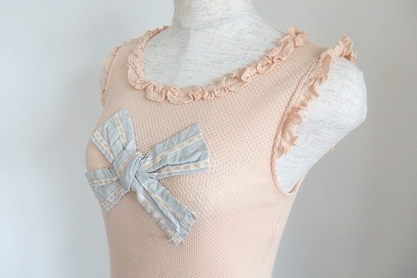 大胆なフリルとリボンに一目惚れ！モスキーノのノースリーブフリルトップスを買取しました