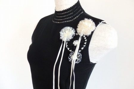 ミスジェイの華やかな黒のノースリーブタートルネックのニット