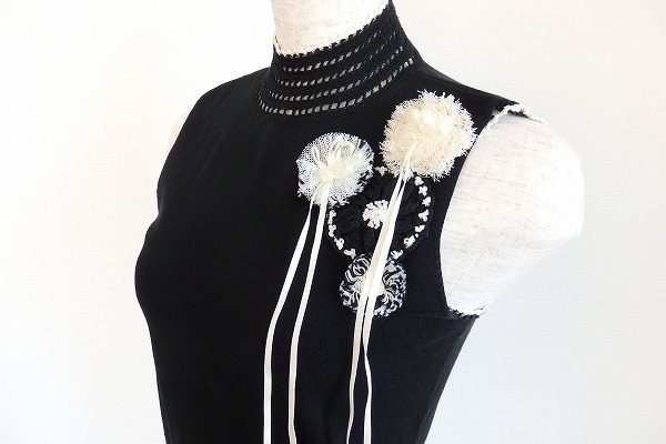 ミスジェイの華やかな黒のノースリーブタートルネックのニット