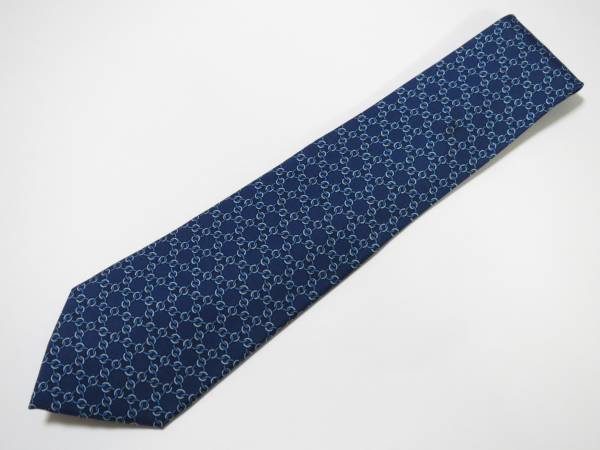 ワンランク上のスーツスタイルに、エルメスの紺系シルクネクタイ