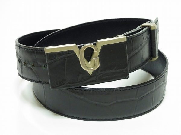 フロントのロゴが素敵。大人の男性のためのヴェルサーチのベルトを買取しました