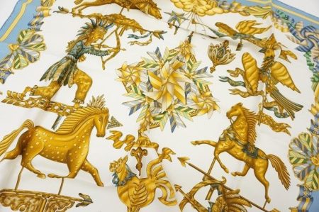 華やかで高級感のあるエルメスの定番アイテムであるスカーフ「カレ」を買取しました