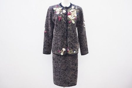 しっとりとした大人のムードが合う、アトリエサガンのニットセットアップ