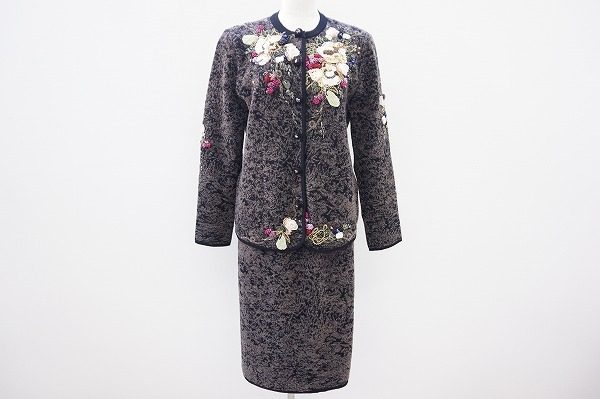 しっとりとした大人のムードが合う、アトリエサガンのニットセットアップ