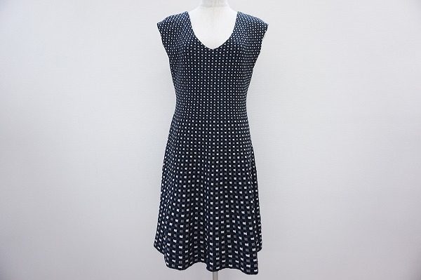 上品なシルエットで差が付くルイヴィトンのシルク混ワンピース