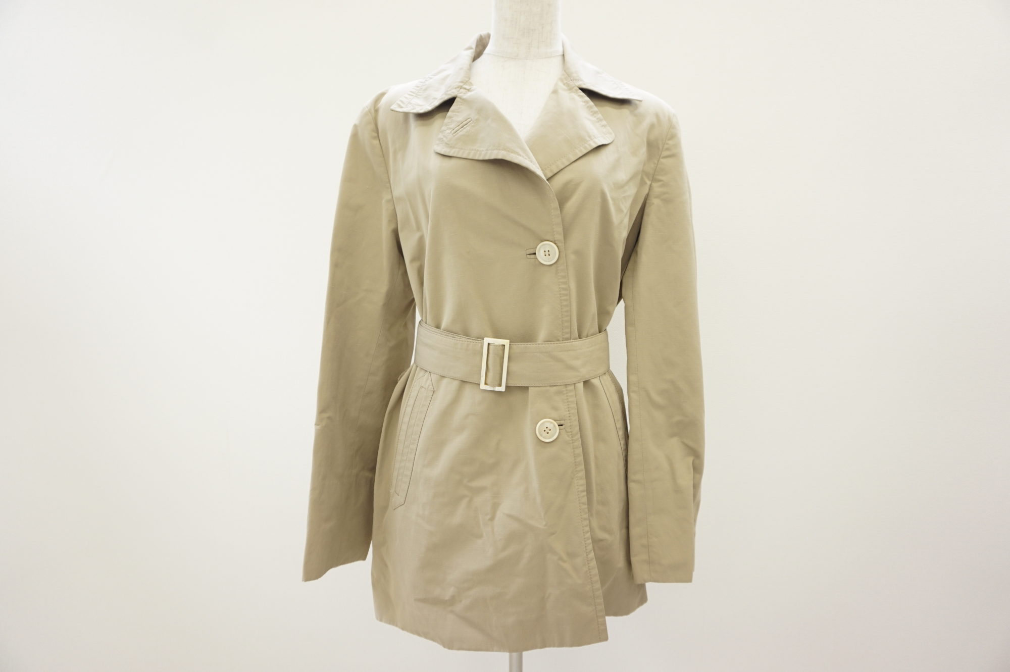 素材はもちろん最高級。ロロピアーナのハーフトレンチコートを買取しました