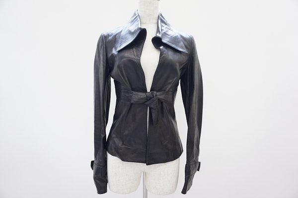 ラグジュアリーブランド・ヴァレンティノのブラックレザージャケット