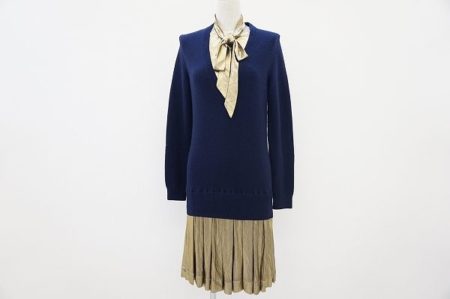 遊び心たっぷりのデザインがポイント。モスキーノのニットワンピースを買取しました