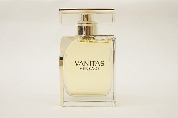 ヴェルサーチを象徴する官能的な香り。おしゃれなボトルも人気のヴァニタスを買取しました