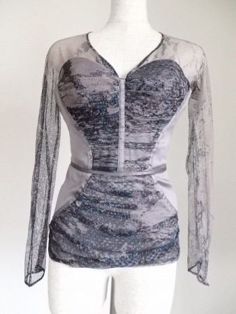 アヴァンギャルドでセクシーなジャストカヴァッリのカットソー