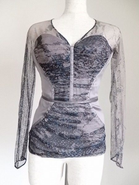 アヴァンギャルドでセクシーなジャストカヴァッリのカットソー