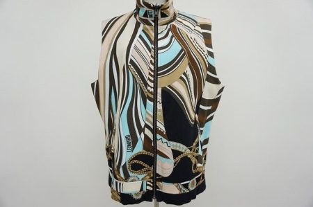 ちょっとレトロにも、シックにも。レオナールのリバーシブルベスト