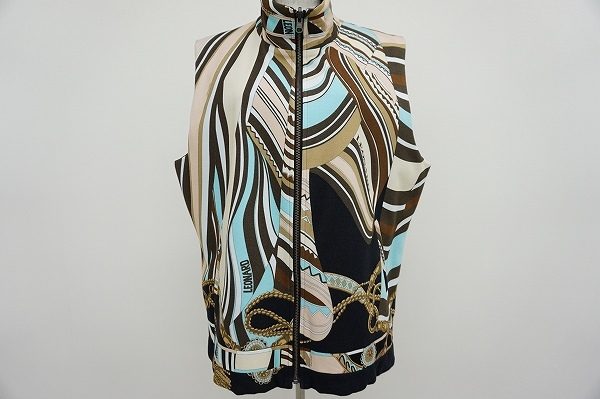 ちょっとレトロにも、シックにも。レオナールのリバーシブルベスト