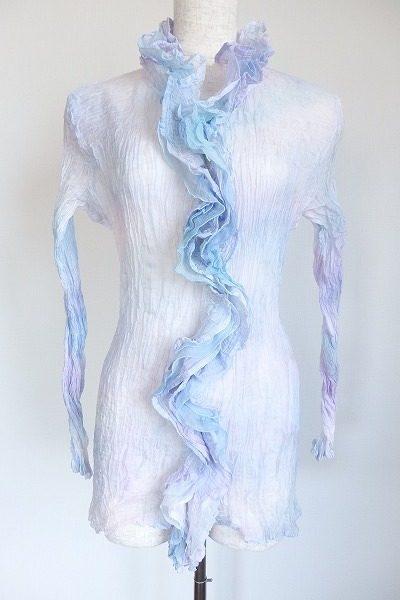 ブルー系のパステルカラーが映える、エコマコのシースルーカットソー