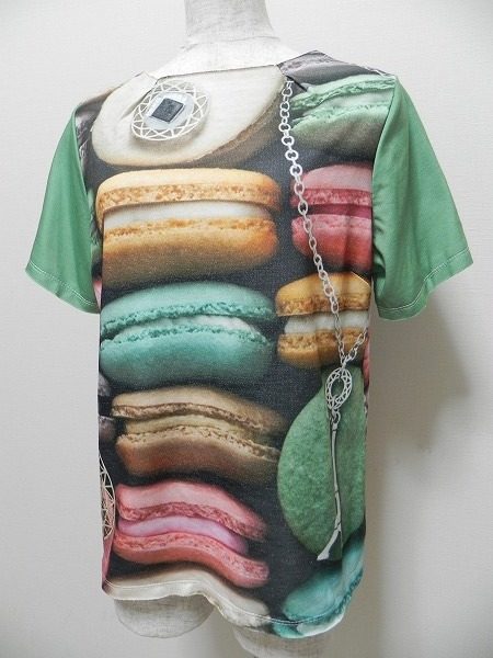 個性派ファッションにおすすめ。ステキなマカロン・フォト転写プリントカットソー