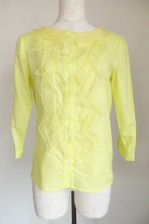 花のように可憐に着こなして。ジュンコシマダのイエロー・フリルカットソー