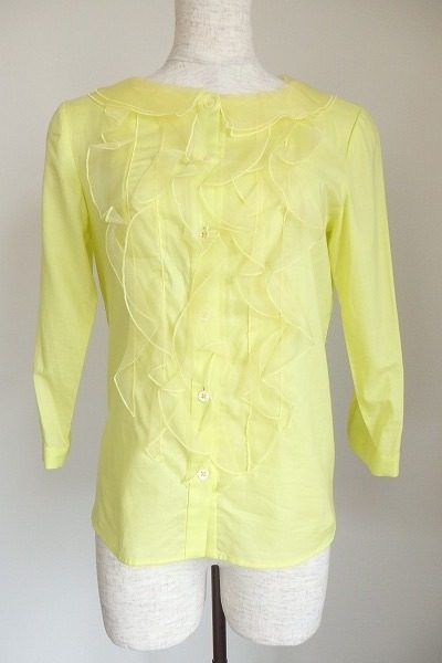 花のように可憐に着こなして。ジュンコシマダのイエロー・フリルカットソー