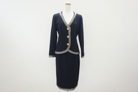 金色に輝くボタンがポイント、セントジョンのスカートスーツを買取しました