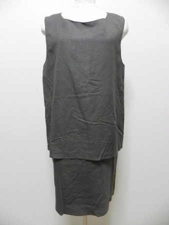 シンプルなのにエッジィなグーコミューンのカーキワンピース