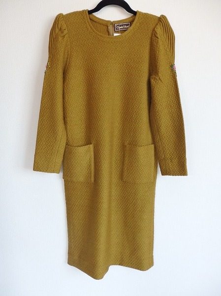 シックなマスタードカラー。斉藤都世子の優雅なニットワンピースを買取しました