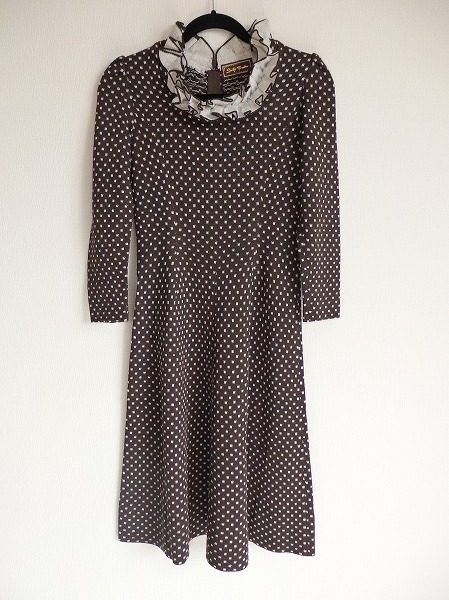 白いフリルカラーがポイント。斉藤都世子のニットワンピースを買取しました