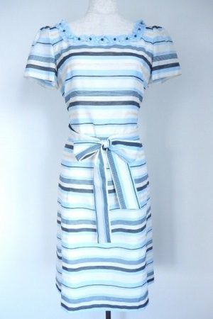 キュートボーダーとフリルがポイント。銀座マギーのリボンワンピース