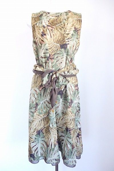 シックなモンステラ柄で差をつけて。銀座マギーのリボンワンピースを買取しました