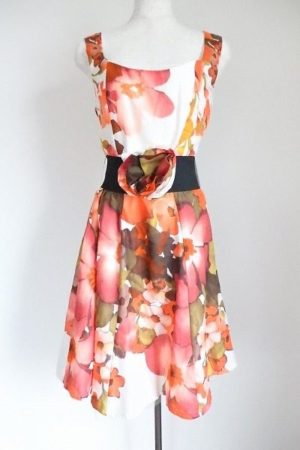 細部のディテールまでエレガント。リナシメントのノースリーブワンピース