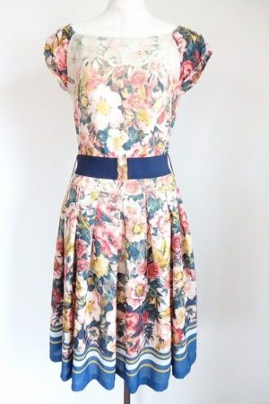 まるで絵画のような色使い。リナシメントのフラワープリントワンピース