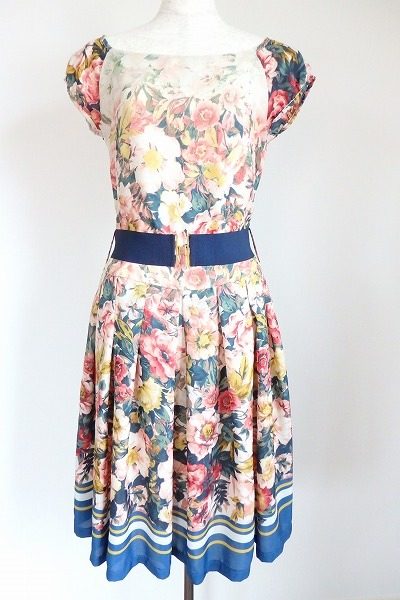 まるで絵画のような色使い。リナシメントのフラワープリントワンピース