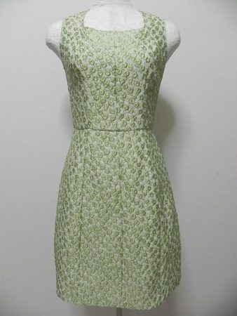 上質素材を使用し優雅さを演出。モスキーノのノースリーブワンピースを買取しました