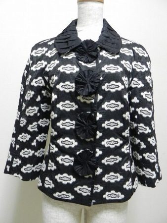 モチーフボタンが個性的。モスキーノのモノトーンジャケットを買取しました