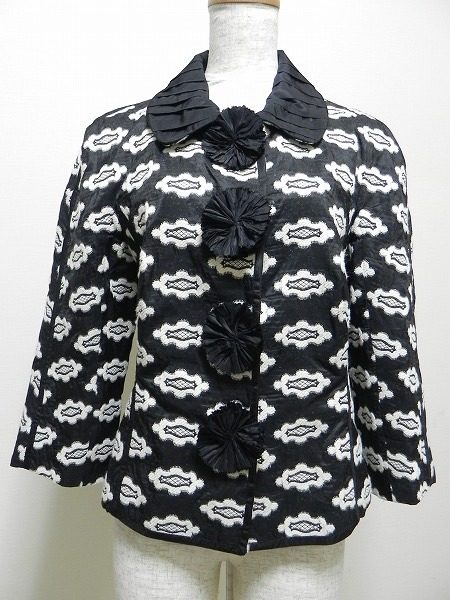 モチーフボタンが個性的。モスキーノのモノトーンジャケットを買取しました