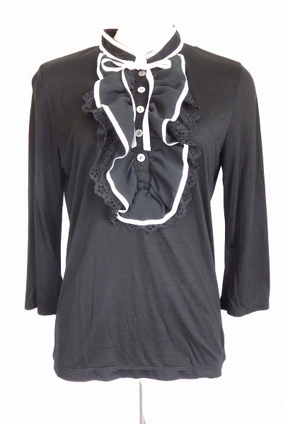 モノトーンのコントラストにフリルが映える！ユーバイウンガロのカットソー