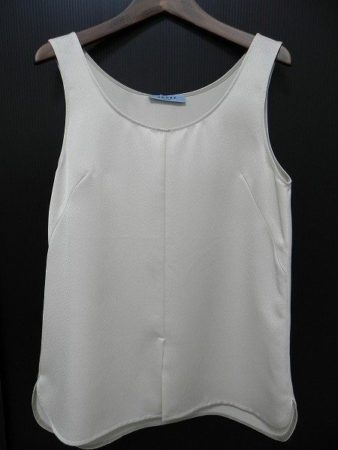 ヘビロテ間違いなし！とろみのある生地がポイント。アドーアのノースリーブを買取しました