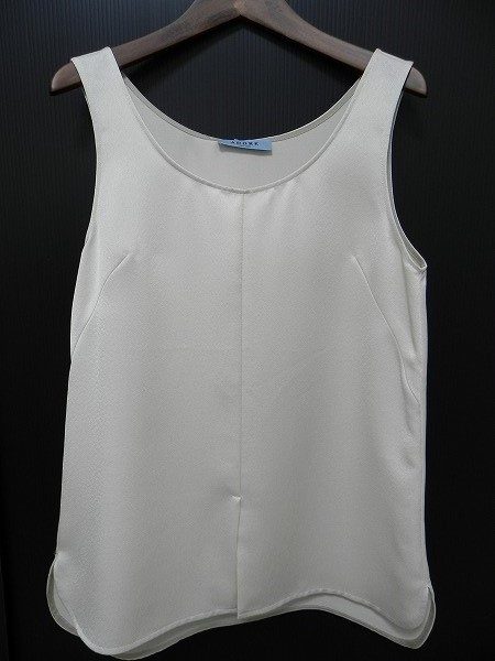 ヘビロテ間違いなし!とろみのある生地がポイント。アドーアのノースリーブを買取しました